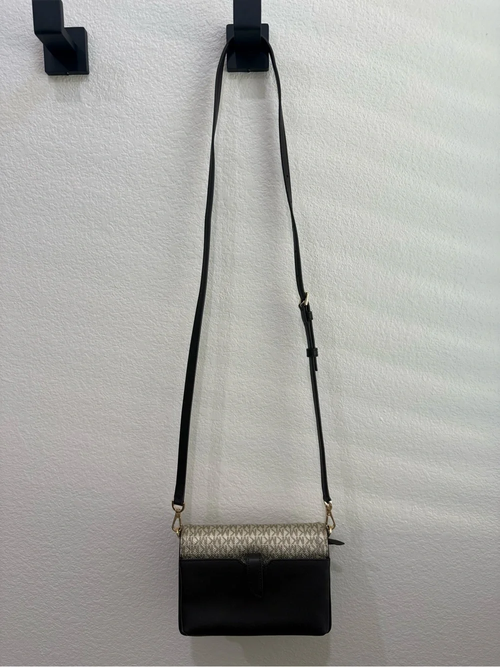 MICHAEL KORS JET SET SMALL CROSSBODY PHONE BAG BROWN/ GOLD LOGO